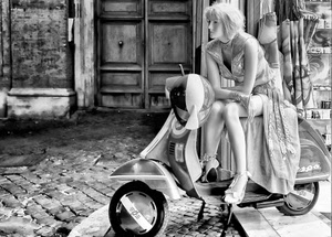 vespa, manichino, porta, bianco, casco, nero, seduta, vestito, portone, modella, moto, gambe