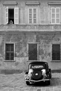 auto, finestra, sposi, matrimonio, fiocchi, bianco, bianconero, nero, palazzo, grate