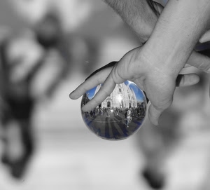 sfera, riflesso, duomo, mano, mani, palla, persone, vetro, milano