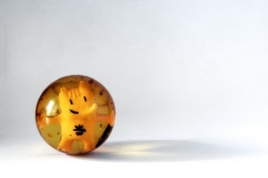 sfera, giallo, giocattolo, pupazzo, palla, ombra, trasparenza, biglia, gatto, bianco