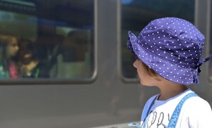 bambina, cappello, treno, finestrino, pois, stazione, blu, azzurro