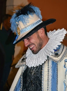 cappello, piume, sorriso, costume, uomo, barba, bianco, azzurro, nero, colletto, maschera, gorgiera, mantello, celeste