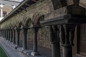 archi, colonne, chiostro, portico, porta, capitelli, finestra, sculture