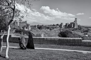 suore, castello, nero, panorama, paesaggio, castelli, rocca, donne, muro, bianconero, albero, chiesa, alberi