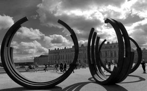 nuvole, cielo, palazzo, persone, ombre, piazza, cerchi, scultura, bianconero, curve, sculture, monumento, semicerchi, passanti, fontana, gente, palazzi, case
