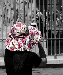 cappello, fiori, cancello, cellulare, donna, foto, nero, colori, grata, bianconero