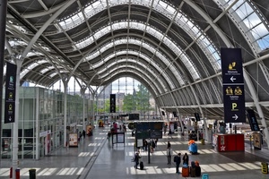 stazione, persone, bagagli, vetri, curve, indicazioni, valigie, vetrate, passanti