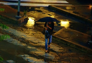 pioggia, ombrello, donna, maltempo, riflessi, notte, passante, acqua, luci, pozzanghere, riflesso