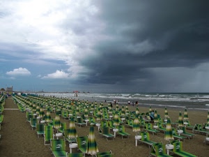 spiaggia, ombrelloni, mare, lettini, nuvole, verde, cielo, sdraio, sabbia