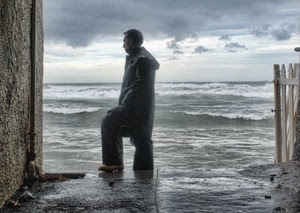 mare, uomo, onde, acqua, nuvole, staccionata, cielo, muro, pioggia, inverno, maltempo, pescatore, schiuma