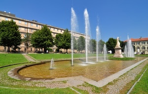 alberi, acqua, fontana, zampilli, statua, azzurro, case, cielo, finestre, fontane, monumento, verde, palazzi, vasca, erba, prato, giardino