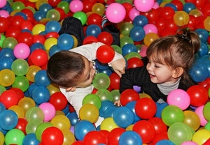 bambini, rosso, verde, colori, palle, giallo, due, azzurro, bambino, palloncini, sorriso, rosa, giocare, femmina, bambina, capelli, multicolore, gioco, blu, palline, maschio