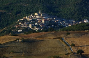 campi, borgo, panorama, campanile, case, paese, alberi, collina, strada, chiesa, campagna, paesaggio, bosco, verde, montagne