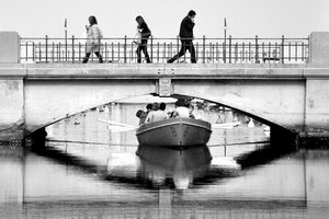 ponte, barca, persone, acqua, fiume, bianconero, riflesso, ringhiera, riflessi, stemma, arcata, passanti, lampioni, arco, remi