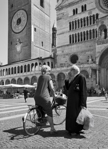 bicicletta, piazza, bianconero, orologio, donna, duomo, prete, sacerdote, chiesa, campanile