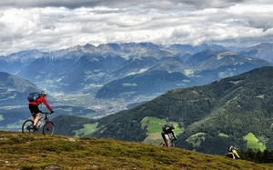 nuvole, montagne, panorama, ciclisti, biciclette, verde, cielo, monti, zaino, paesaggio, boschi, montagna, valle, sport, prato, zaini, bicicletta, alberi
