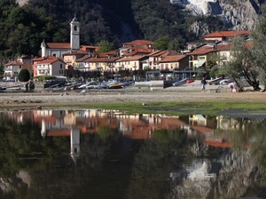 lago, campanile, case, paese, riflesso, riflessi, alberi, acqua, barche, tetti, chiesa, borgo, riva, montagna, montagne