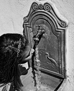 acqua, rubinetto, fontana, bambina, bere, bianconero, capelli, fontanella