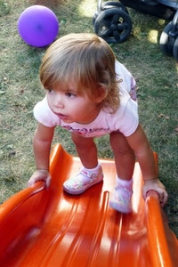 bambina, scivolo, arancione, palla, gioco, palloncino, viola, ruote, giocare, arancio