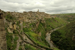 cielo, nuvole, verde, scale, campanile, case, fiume, torrente, panorama, città, matera, borgo, paese, gradini, paesaggio, gru, erba, sassi, mura, scalinate, alberi