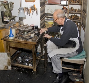 artigiano, scarpe, calzolaio, attrezzi, mani, tavolo, uomo, bottega, tavolino, sedia