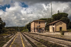 stazione, alberi, binari, nuvole, cielo, ferrovia, lampioni, erba, porte, finestre, palo, antenna, pali, prospettiva, giallo, strisce