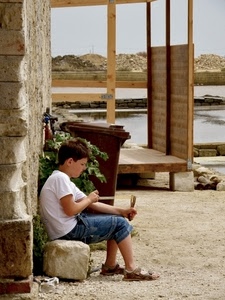 bambino, fionda, legno, gioco, acqua, seduto, sasso, bidone, sandali, pietra, giocare, pedana, pianta