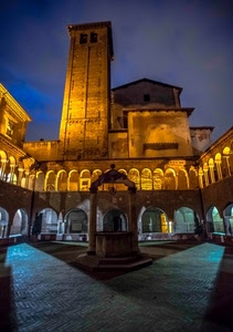 pozzo, archi, chiesa, torre, luci, chiostro, notte, campanile, piazza, colonne, notturno, ombre, portici, convento, case, porticato, cielo, giallo, finestre