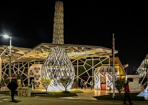 expo, padiglione, luci, notturno, notte, persone, sera, piante, passanti