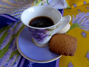 caffè, biscotto, tazzina, tazza, viola, tovaglia, piattino, ceramica, fiore