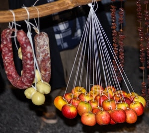 mele, salame, salami, frutta, fili, formaggio, salsiccia, formaggi, appese, appesi, cibo