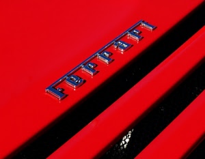 ferrari, rosso, nero, scritta, macchina, auto, rossa, marchio, righe, strisce, cofano