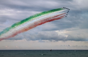 tricolore, aerei, mare, frecce, nuvole, cielo, tricolori, barca, fumo, scie, scia