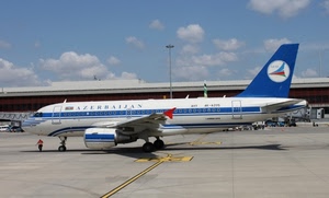 aereo, aeroporto, bianco, blu, pista, cielo, nuvole, aeroplano, ali, coda, azzurro, viaggio, azerbaijan, ala, motore