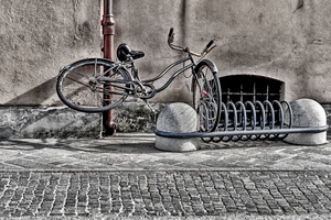 bicicletta, finestra, rastrelliera, strada, ruote, grata, selciato, pluviale, grondaia, marciapiede