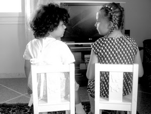 sedie, due, bambine, bianco, televisione, trecce, capelli, bianconero, profili, treccia, bambini, bionda, seduti, riccioli