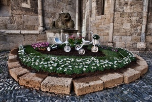 fiori, aiuola, tricicli, verde, pietre, ruote, leone, giocattoli, mattoni
