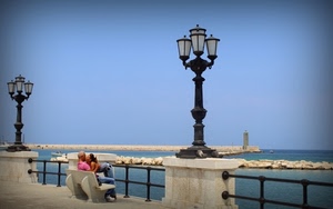 lampioni, mare, panchina, bacio, innamorati, cielo, faro, lungomare, acqua, azzurro, lampione, coppia, amanti, bari, persone, due