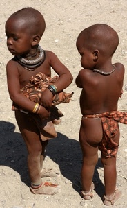 bambini, due, collane, bracciali, africa, piedi