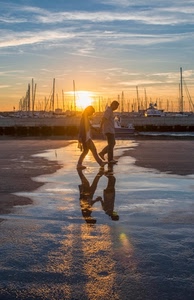 barche, sole, tramonto, riflesso, cielo, porto, due, passanti, nuvole, controluce, acqua, persone, alberi, pozzanghera, riflessi