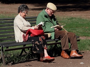panchina, anziani, due, libri, leggere, donna, parco, uomo, persone, borsa, lettura, coppia