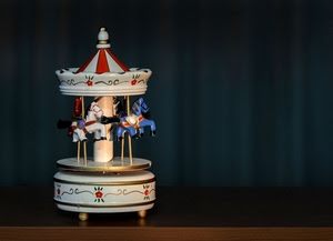 giostra, cavalli, rosso, bianco, carillon, giocattolo, azzurro, blu, cono, nero, fiori, modellino, soprammobile
