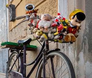bicicletta, pinocchio, ruote, pupazzi, peluche, giocattoli, cestino, muro