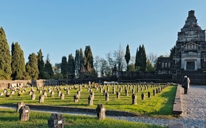cimitero, alberi, tombe, prato, lapidi, erba, verde, croci, cielo, persona