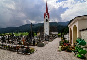 cimitero, campanile, tombe, croci, chiesa, nuvole, lapidi, montagne, archi, fiori, annaffiatoi, verde, croce, cielo, innaffiatoi, ghiaia