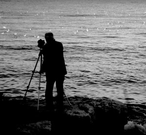mare, fotografo, cavalletto, controluce, bianconero, uomo, rocce, gabbiani