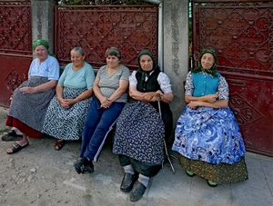 donne, cinque, grembiuli, sedute, contadine, anziane, cancelli, gonne