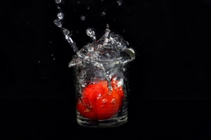 acqua, rosso, bicchiere, gocce, nero, vetro, pomodoro, spruzzo, schizzi, spruzzi, frutto