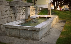 acqua, lavatoio, fontana, alberi, vasca, muro, pietra, prato, rubinetto, verde, cemento, pietre, erba, auto
