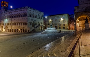 fontana, piazza, luci, notturno, palazzi, finestre, notte, gradini, lampioni, scalinata, luna, portico, palazzo, perugia, strada, torre, case, archi, cielo, blu, scalini, statua, arco